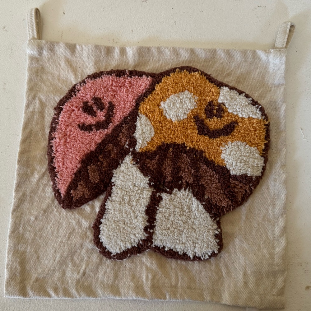 URBAN OUTFITTERS MUSHROOM TAPESTRY!